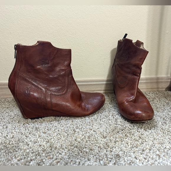 Frye Carson Wedge Cognac Brown Leather Ankle Booties Women’s Size 6 Zip Up Heel - Picture 2 of 13